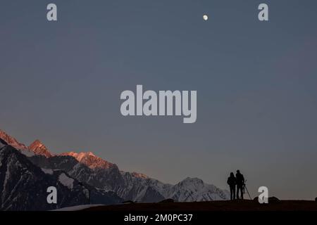 Sonamarg, India. 04th de Dic de 2022. Los fotógrafos ponen su trípode para tomar fotografías durante una fría noche de invierno en Sonamarg, a unos 100kms km al noreste de Srinagar, la capital estival de Jammu y Cachemira. (Foto de Saqib Majeed/SOPA Images/Sipa USA) Crédito: SIPA USA/Alamy Live News Foto de stock