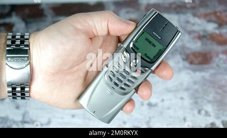 Teléfono móvil celular de plata utilizado en el lado con el foco encendido  Puerto mini USB Fotografía de stock - Alamy