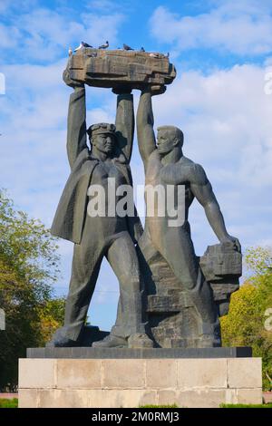 El monumento histórico Miner's Glory, en honor a todos los trabajadores del área que han trabajado en las minas de carbón y mineral. En Karaganda, Kazajstán. Foto de stock