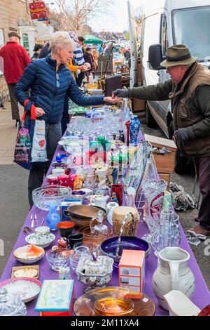 Inglaterra, Dorset, Bridport, Bridport Market, Lady Purchasing Vintage vajilla Foto de stock