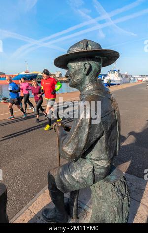 Inglaterra, Dorset, Poole, Poole Harbour, Estatua de Robert Baden-Powell Foto de stock
