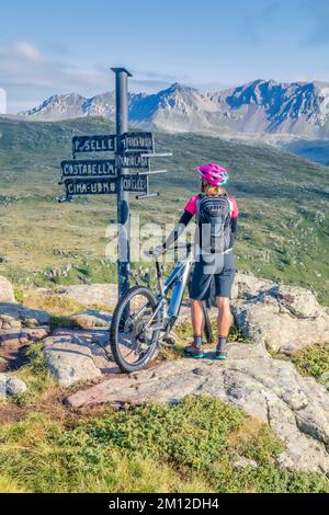 Italia, Véneto, provincia de Belluno, Falcade. Niña de montar en bicicleta / e-mtb, libre paseo en las Dolomitas