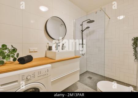 Lujoso baño área de lavado con el espejo y ducha al lado de la muro patrón  las baldosas del piso, el armario de madera y el contador se mantiene el  flujo blanco
