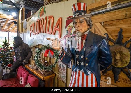Interior de la ecléctica tienda de cítricos al aire libre, tienda rural y bar en Showcase of Citrus, la atracción turística de los cítricos en Clermont, Florida. Foto de stock