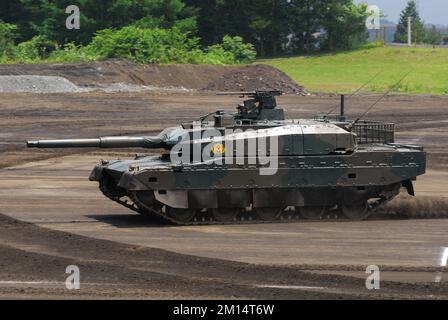 Prefectura de Shizuoka, Japón - 10 de julio de 2011: La Fuerza de Autodefensa de Tierra de Japón Mitsubishi Tipo 10 MBT (tanque de batalla principal). Foto de stock