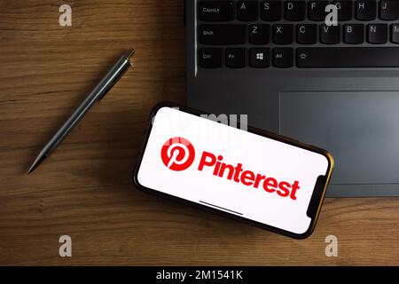 KONSKIE, POLONIA - 17 de septiembre de 2022: El logotipo de Pinterest aparece en la pantalla del smartphone de la oficina. Pinterest es una foto para compartir en Internet y publishi Foto de stock