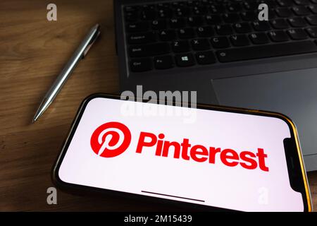 KONSKIE, POLONIA - 17 de septiembre de 2022: El logotipo de Pinterest aparece en la pantalla del smartphone de la oficina. Pinterest es una foto para compartir en Internet y publishi Foto de stock