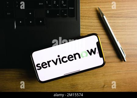 KONSKIE, POLONIA - 17 de septiembre de 2022: Aparece el logotipo de ServiceNow en la pantalla del smartphone de la oficina. ServiceNow es una compañía americana de software que de Foto de stock