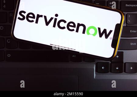 KONSKIE, POLONIA - 17 de septiembre de 2022: Aparece el logotipo de ServiceNow en la pantalla del smartphone de la oficina. ServiceNow es una compañía americana de software que de Foto de stock