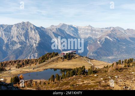 Lac de Tracouet con estación de teleférico en Nendaz suiza cantón valais Foto de stock