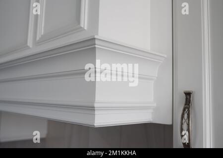 Ronda de alivio de estuco de arcilla molduras decorativas con ornamentos  florales en el techo de color blanco en el interior de estilo clásico  abstracto Fotografía de stock - Alamy