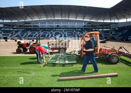 La ilustración muestra obras en el campo del 'Ghelamco Arena', el nuevo estadio del equipo belga de fútbol de primera división KAA Gent, el lunes 15 de julio de 2013 en Gante.