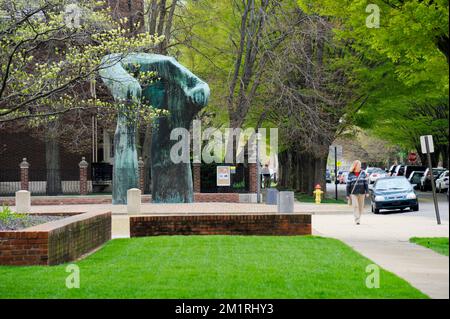 Escultura de Henry Moore, Large Arch, en las afueras de la Biblioteca Cleo Rogers Memorial en Columbus, Indiana Foto de stock
