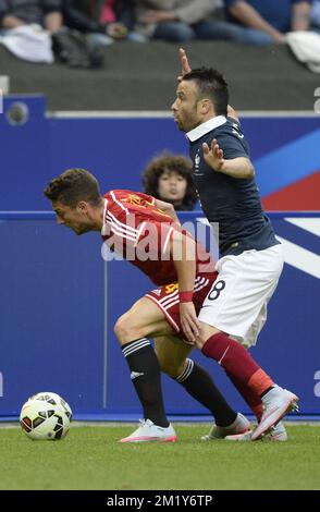 20150607 - PARÍS, FRANCIA: Dries Mertens de Bélgica y Mathieu Valbuena de Francia luchan por el balón durante un partido amistoso entre Francia y Bélgica en el 'Stade de France' en París, Francia, domingo 07 de junio de 2015. Los demonios se preparan el viernes para un partido de clasificación para la Eurocopa 2016 contra Gales. FOTO DE BELGA DIRK WAEM Foto de stock