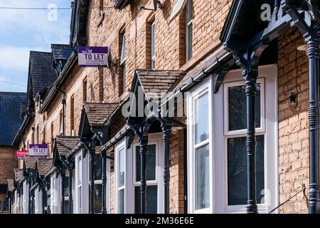 Agentes inmobiliarios fuera dejar propiedades en Sheffield, cerca de la universidad. Sheffield, South Yorkshire, Yorkshire and the Humber, England, Unite