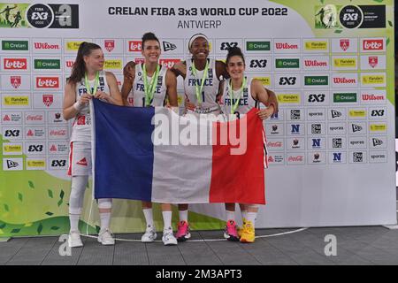 La ganadora francesa Marie-Eve Paget, la francesa Laetitia Guapo, la francesa Myriam Djekoundade y la francesa Hortense Limouzin celebran después en la FIBA 2022 World Cup, el domingo 26 de junio de 2022, en Amberes. La FIBA 3x3 Basket World Cup 2022 se celebra del 21 al 26 de junio en Amberes. FOTO DE BELGA DIRK WAEM Foto de stock