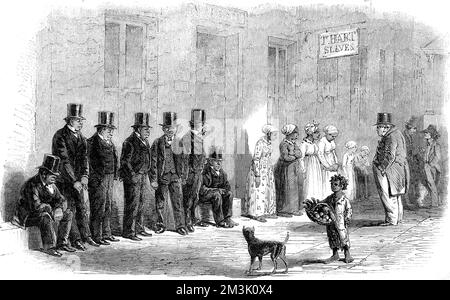 Una fila de esclavos, alineados antes de la subasta en Nueva Orleans, EE.UU., 1861. Siete hombres con sombreros y trajes superiores, cuatro mujeres con vestidos calicos y dos niños están listos para ser vendidos. Una escena tranquila y desultoria, el signo sobre sus cabezas dice: ' T Hart Slaves'. Foto de stock