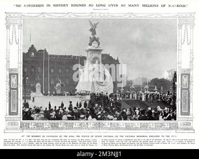 El momento de la inauguración del monumento conmemorativo a la Reina Victoria en las afueras del Palacio de Buckingham el 16 de mayo de 1911. El monumento fue esculpido por Sir Thomas Brock y su inauguración tuvo lugar frente a numerosos miembros de la familia real.