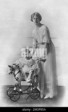 Alexandra, duquesa de Fife (1891-1959) con su único hijo, Alastair Arthur, conde de Macduff, 2nd duque de Connaught (1914-1943). Alexandra era la hija mayor de la princesa Luisa de Gales, duquesa de Fife; después de la muerte de su padre en Asuán en 1912 se le permitió heredar el dukedom de Fife por derecho propio. Era generalmente conocida como la Princesa Arturo de Connaught después de su matrimonio con su primo, el Príncipe Arturo de Connaught. Baby Alastair está sentado en un bonito caballo de juguete de una rueda. Fecha: 1915