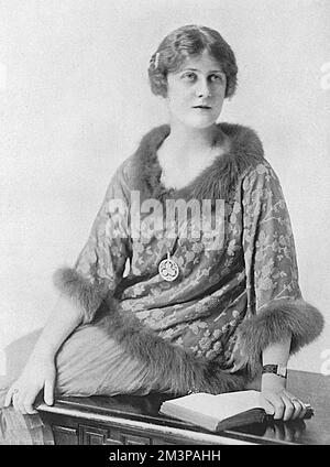 Alexandra, duquesa de Fife (1891-1959). Alexandra era la hija mayor de la princesa Luisa de Gales, duquesa de Fife; después de la muerte de su padre en Asuán en 1912 se le permitió heredar el dukedom de Fife por derecho propio. Era generalmente conocida como la Princesa Arturo de Connaught después de su matrimonio con su primo, el Príncipe Arturo de Connaught. Fecha: 1918