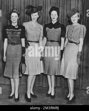 La Segunda Guerra Mundial: Ropa Moda Mujer modelando la utilidad más  reciente moda vestido. De diciembre de 1944 P010084 Fotografía de stock -  Alamy