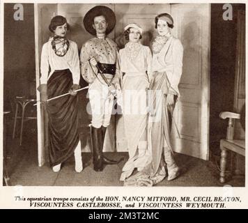 El grupo ecuestre en el Circus Ball, Grosvenor House, 1933. Desde la izquierda, Nancy Mitford, Cecil Beaton, Lady Castlerosse y Viscountess Weymouth.
