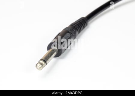 Conector de audio de la guitarra con el cable negro aislado sobre fondo  blanco cable jack de guitarra, close-up, aislado en un blanco Fotografía de  stock - Alamy