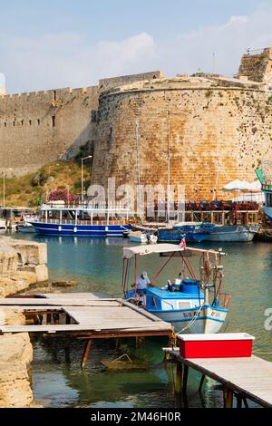 Pescador en barco de pesca chipriota tradicional en Kyrenia, Girne, puerto bajo las paredes del castillo.República turca del norte de Chipre. Foto de stock
