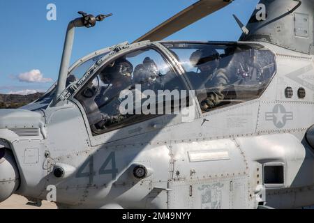 Capitán del Cuerpo de Marines de los EE. UU. Michael Volta (asiento delantero), y capitán Matthew Tate, ambos pilotos AH-1Z Viper con el Escuadrón de Helicópteros de Ataque Ligero de Marines (HMLA) 169, Grupo de Aviones de Marines 39, 3rd Ala de Aviones de Marines (MAW), Realizar controles previos al vuelo en un AH-1Z Viper cargado con un Misil Conjunto Aire-Tierra AGM-179 (JAGM) antes de despegar en la Estación Aérea del Cuerpo de Infantería de Marina Camp Pendleton, California, 13 de diciembre de 2022. El JAGM es una munición guiada de precisión para su uso contra objetivos terrestres y marítimos estacionarios, móviles y reubicables de alto valor. El Ejercicio Steel Knight 23 proporciona a 3rd MAW una oportunidad para refinar