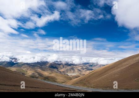 Vista de la cordillera del Himalaya desde Pang La Pass. Región Autónoma del Tíbet. China. Foto de stock