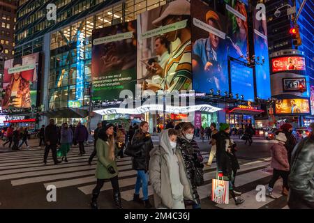 Una cartelera anunciando WhatsApp en Times Square en Nueva York el miércoles 14 de diciembre de 2022. WhatsApp, o WhatsApp Messenger como a veces se le llama, es propiedad de Meta Platforms, anteriormente Facebook. (© Richard B. Levine) Foto de stock