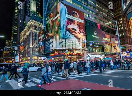 Una cartelera anunciando WhatsApp en Times Square en Nueva York el miércoles 14 de diciembre de 2022. WhatsApp, o WhatsApp Messenger como a veces se le llama, es propiedad de Meta Platforms, anteriormente Facebook. (© Richard B. Levine) Foto de stock