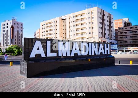 Medina, Arabia Saudita - 13 2019 de diciembre - Señal de la ciudad de Medina Foto de stock