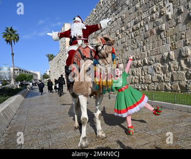 Jerusalén, Israel. 22nd de diciembre de 2022. Issa Kassissieh, vestida de Papá Noel, monta en camello fuera de la Ciudad Vieja de Jerusalén, el jueves 22 de diciembre de 2022, días antes de Navidad. Foto de Debbie Hill/ Crédito: UPI/Alamy Live News
