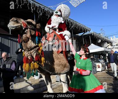 Jerusalén, Israel. 22nd de diciembre de 2022. Issa Kassissieh, vestida de Papá Noel, monta en camello dentro de la Ciudad Vieja de Jerusalén, el jueves 22 de diciembre de 2022, días antes de Navidad. Foto de Debbie Hill/ Crédito: UPI/Alamy Live News