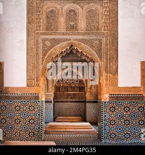 Tumba del sultán alauí Moulay El Yazid, mosaicos de azulejos, adornos, tallas en madera de cedro, vista interior, tumbas saadianas o tumbas saaditas, UNESCO Foto de stock