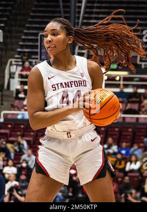 23 de diciembre de 2022 Palo Alto, CA  El delantero de Stanford Kiki  Iriafen (44) busca pasar el balón durante el partido de baloncesto femenino  de la NCAA entre Stanford Cardinal