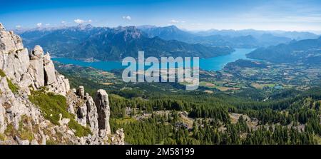 Vista de verano del lago Serre-Poncon desde el Parque Nacional de Ecrins (Agujas Chabrieres) en los Altos Alpes. Vista elevada sobre el valle de Durance (Alpes). Francia Foto de stock