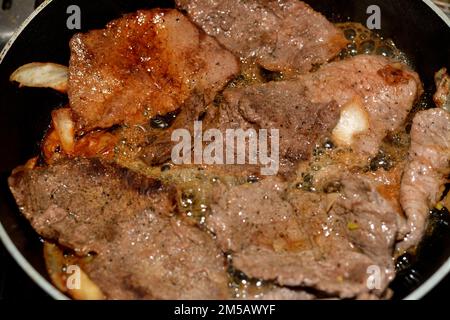 Carnes a la parrilla con fuego. Trozos de carne cruda se fríen sobre un  fuego real Fotografía de stock - Alamy