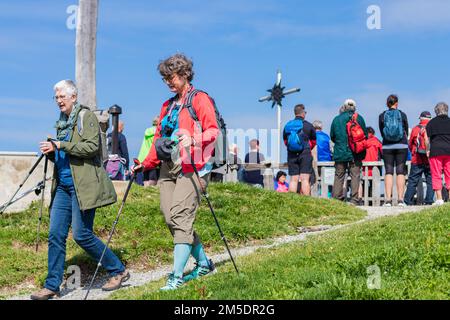 Bad Kohlgrub, Alemania 31.07.2022: Grupo de personas que escuchan la adoración en las montañas, mujeres mayores haciendo senderismo