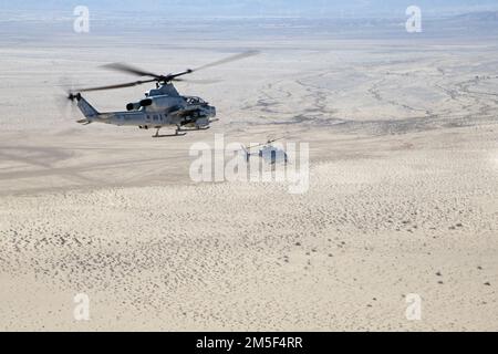 Un AH-1Z Viper (izquierda) con el Escuadrón de Evaluación Operacional y de Pruebas de la Marina 1 (VMX-1), y un helicóptero MQ-8C Fire Scout no tripulado asignado al Escuadrón de Combate Marítimo de Helicópteros 23 (HSC-23), llevan a cabo la Coordinación de Ataque y Entrenamiento de Reconocimiento cerca de El Centro, California, el 10 de marzo de 2022. El propósito de este ejercicio era proporcionar familiarización y desarrollo de conceptos de trabajo en equipo tripulado-no tripulado.