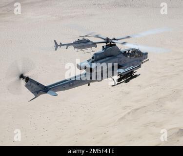 Un AH-1Z VIPER (FRENTE) con el Escuadrón de Evaluación Operacional y de Pruebas de la Marina 1 (VMX-1), y un helicóptero MQ-8C Fire Scout no tripulado asignado al Escuadrón de Combate Marítimo de Helicópteros 23 (HSC-23), realizan la Coordinación de Ataque y Entrenamiento de Reconocimiento cerca de El Centro, California, el 10 de marzo de 2022. El propósito de este ejercicio era proporcionar familiarización y desarrollo de conceptos de trabajo en equipo tripulado-no tripulado.