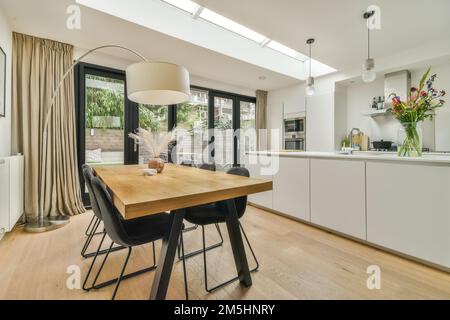 Piso con escalera abierta, mesa de comedor y cocina Fotografía de stock -  Alamy