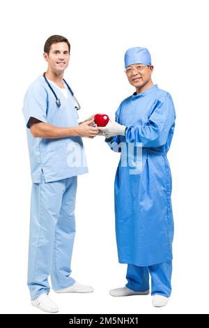 Shed médicos masculinos mayores toman la sala de operaciones Foto de stock