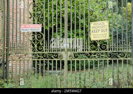 Vista desde la calle de algunas puertas históricas. Encadenado cerrado con propiedad privada y sin señales de advertencia de intrusión. Aldermaston Court, Berkshire. Foto de stock