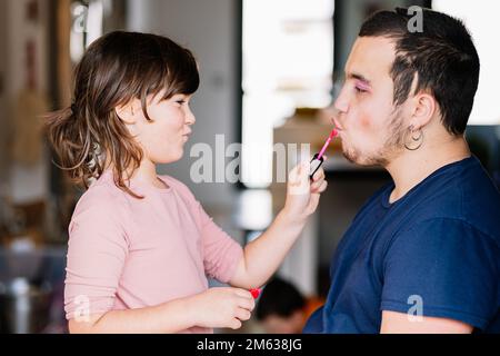 Jovem Sério, Concentrado E Rigoroso, Com Barba a Balançar-se Para a Câmara  Com O Dedo Indicador Pressionado Para Os Lábios Dobrado Imagem de Stock -  Imagem de vida, forma: 178778211