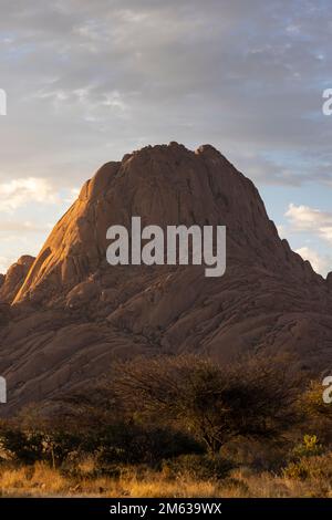 Vista escénica de la formación rocosa única de granito rosa en el paisaje de Damaraland Namibia África Foto de stock
