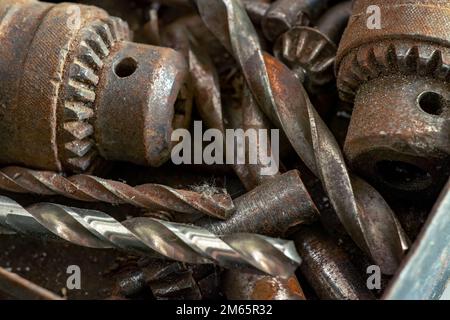 viejas herramientas de mano vintage - conjunto de taladros sobre un fondo de madera, Foto de stock