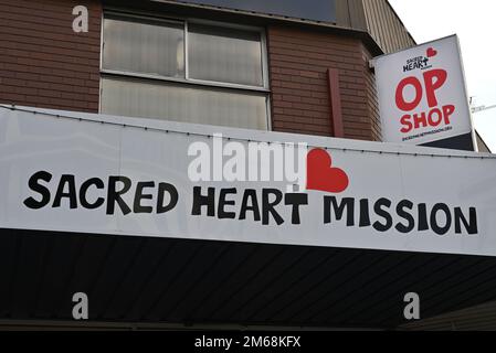 Señalización para la tienda de operaciones Sacred Heart Mission, en Glen Huntly Rd, por encima de la entrada de la tienda Foto de stock