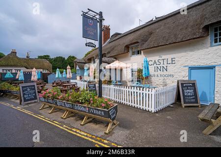 El Castle Inn es un pub y hotel tradicional de Dorset cerca de Lulworth Cove, con una historia que data de 1660 - uno de los más antiguos de Dorset., W Foto de stock